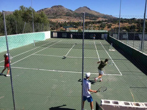 Club De Tenis Los Olivares - centro deportivo en Oviedo