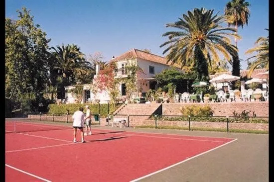 Club De Tenis Y Padel Lew Hoad - centro deportivo en Mijas