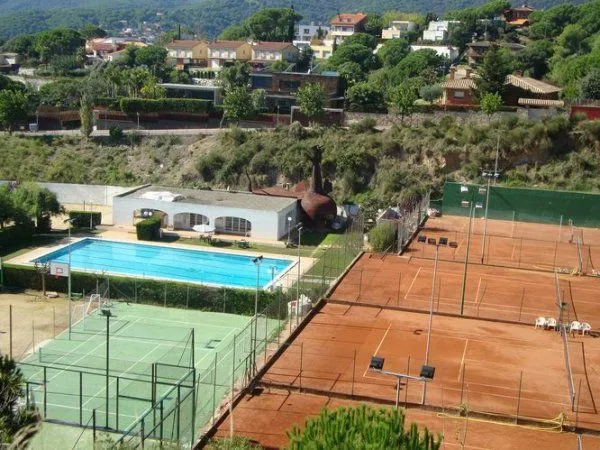 Club Esportiu De Tennis La Llobera - centro deportivo en Cabrils